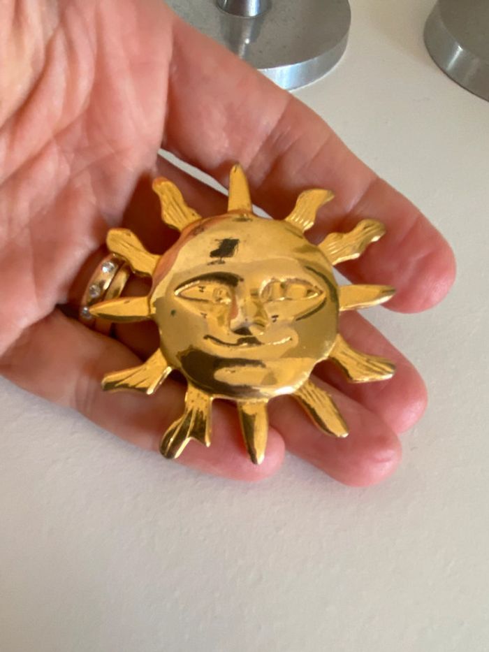Broche vintage soleil avec visage en métal doré - photo numéro 9