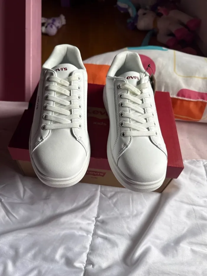 Jolie paire de baskets Levi’s neuves avec étiquette pointure 36 - photo numéro 2