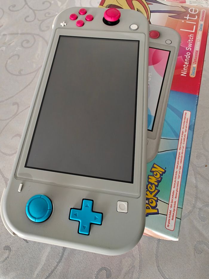 Nintendo Switch lite édition limitée pokemon + jeu pokémon épée - photo numéro 7