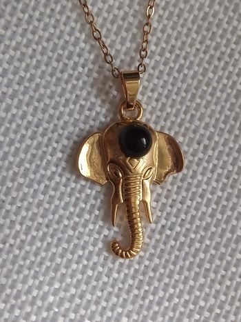 Collier tête éléphant doré et pierre naturelle d'obsidienne