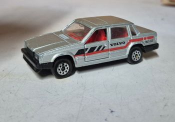 Voiture miniature majorette volvo 760 GLE grise 1/61