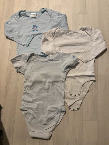Lot de 3 bodies 3 ans 1 manches courtes et 2 manches longues très bon état
