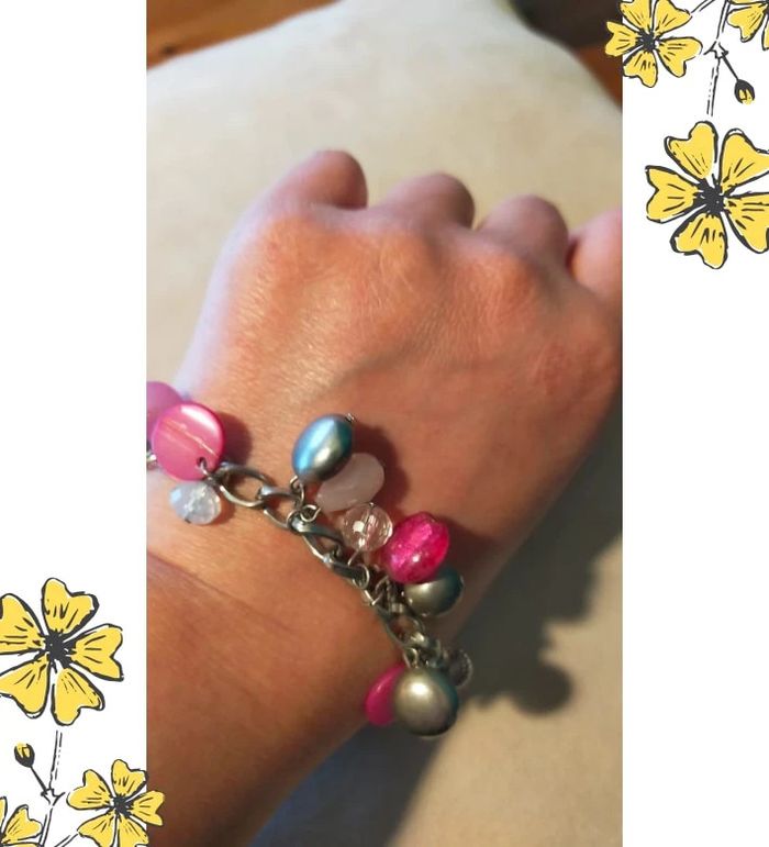 Bracelet chaîne argentée à breloques roses – perles fantaisie - photo numéro 4