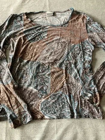 Tee-shirt manches longues Yessica – Taille M, motif coloré et géométrique