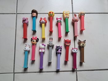 Lot de 16 distributeur de pez