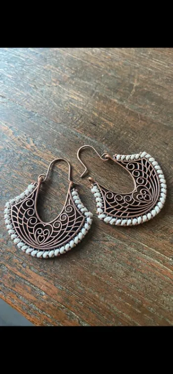 Magnifiques boucles d’oreilles couleur bronze et blanc
