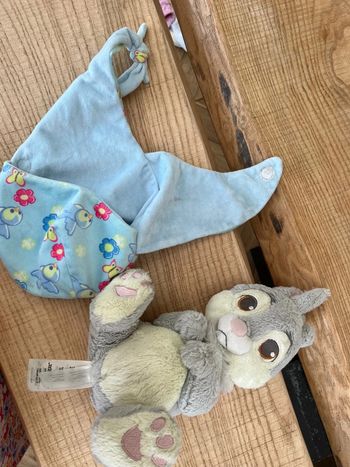 Peluche panpan Disney store lapin bleu bébé lange