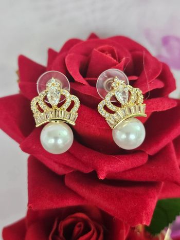 Boucles d oreilles couronne avec perles d eau, zirconium et pierre topaz transparente en acier