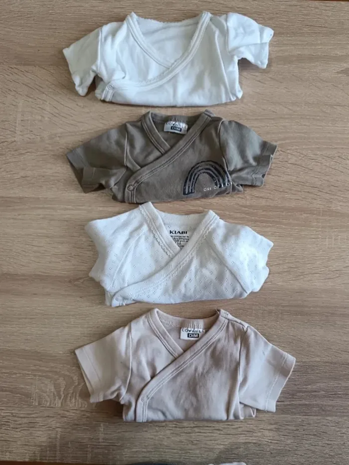 C44 Lot bodies Dim/kiabi 1 mois