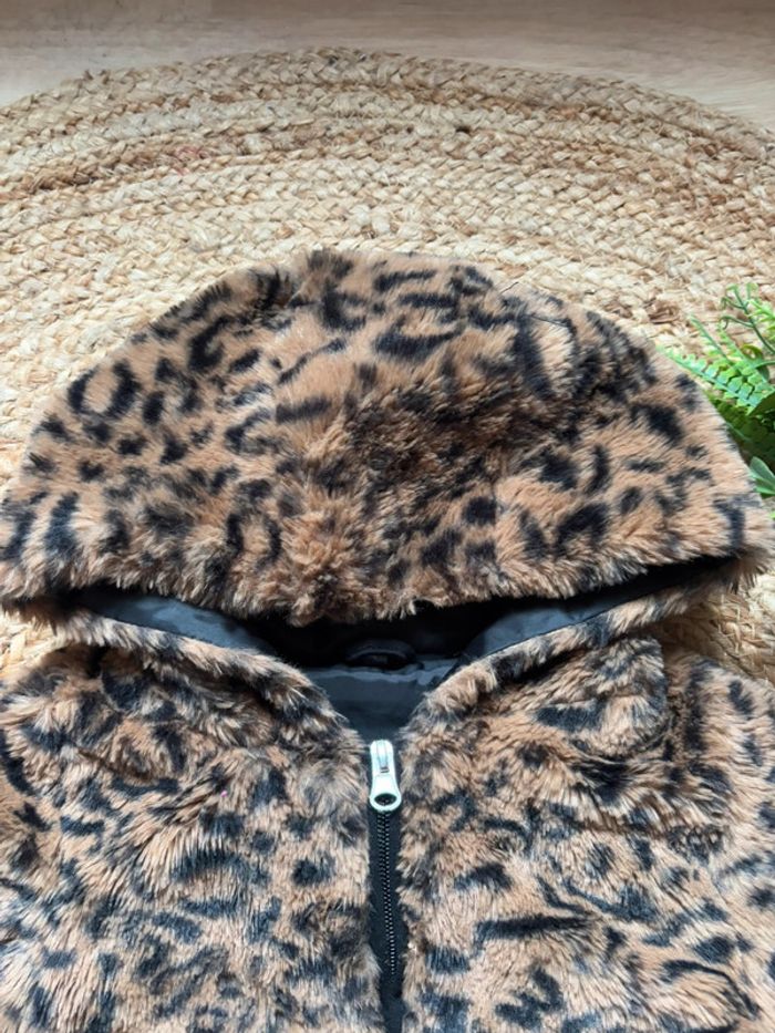 🌺Veste avec capuche en fausse fourrure au motif léopard marron et noir Taille 24mois/92cm🌺 - photo numéro 5