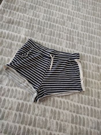 Mini short court taille haute rayures blanc marine stradivarius taille 38