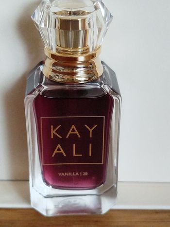 Kayali vanilla 28 10 mk