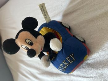 Peluche Disneyland Mickey dans sa voiture rare 