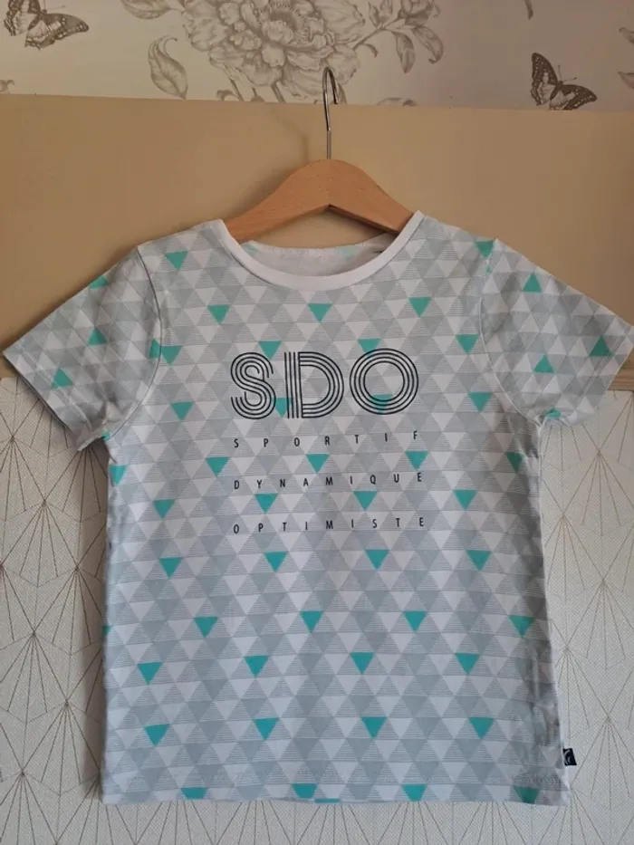 T-shirt garçon 5 ans comme neuf SDO Boys