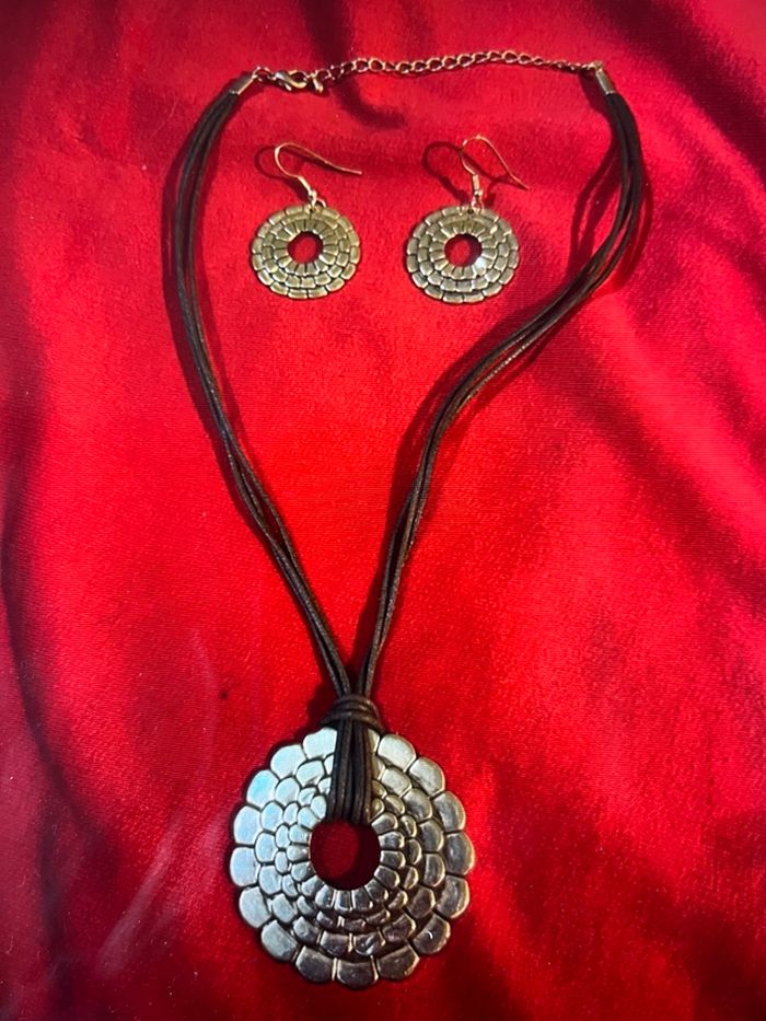 Parure collier et boucles d’oreilles - photo numéro 2