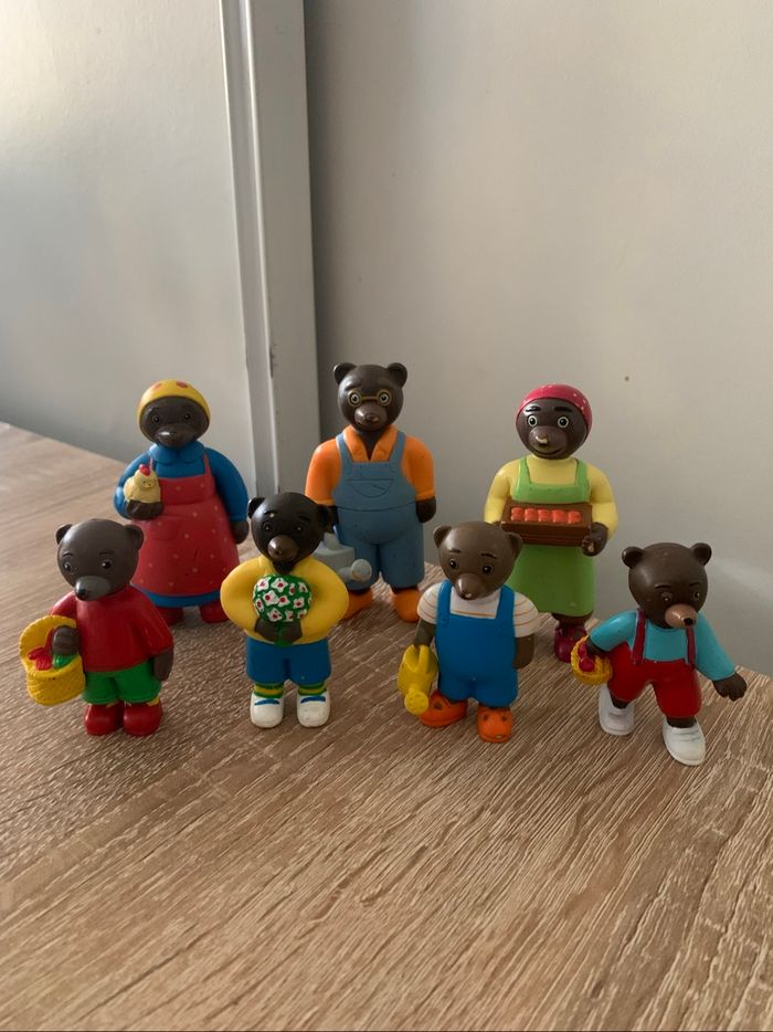 7 figurines petit ours brun dans le jardin