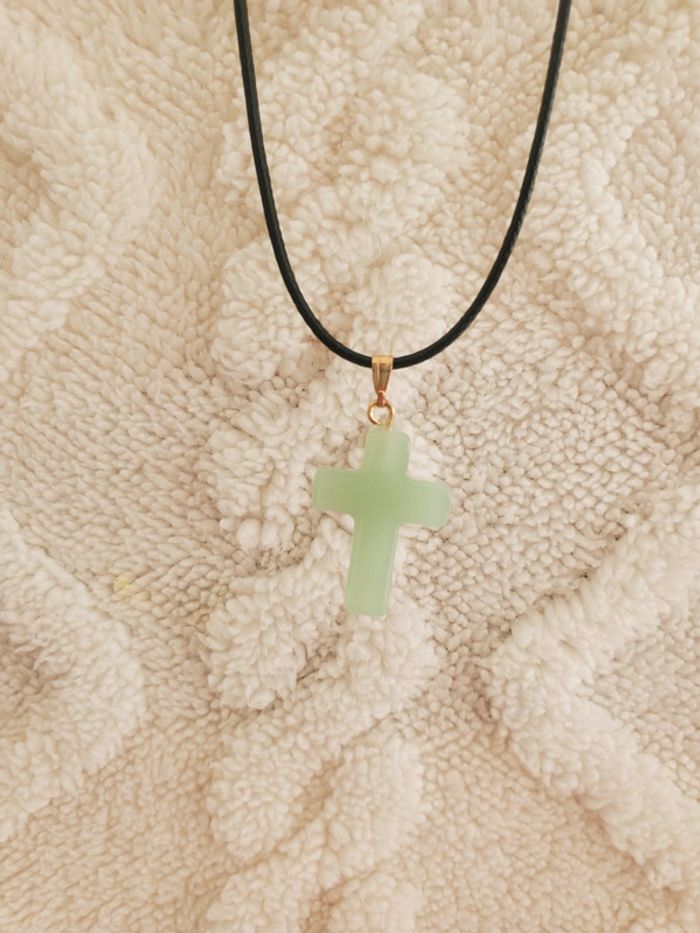 Collier avec un pendentif croix nuance de vert