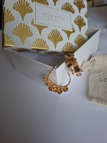 Lõu.Yetu – Boucles d’oreilles dorées florales – Neuves jamais portées