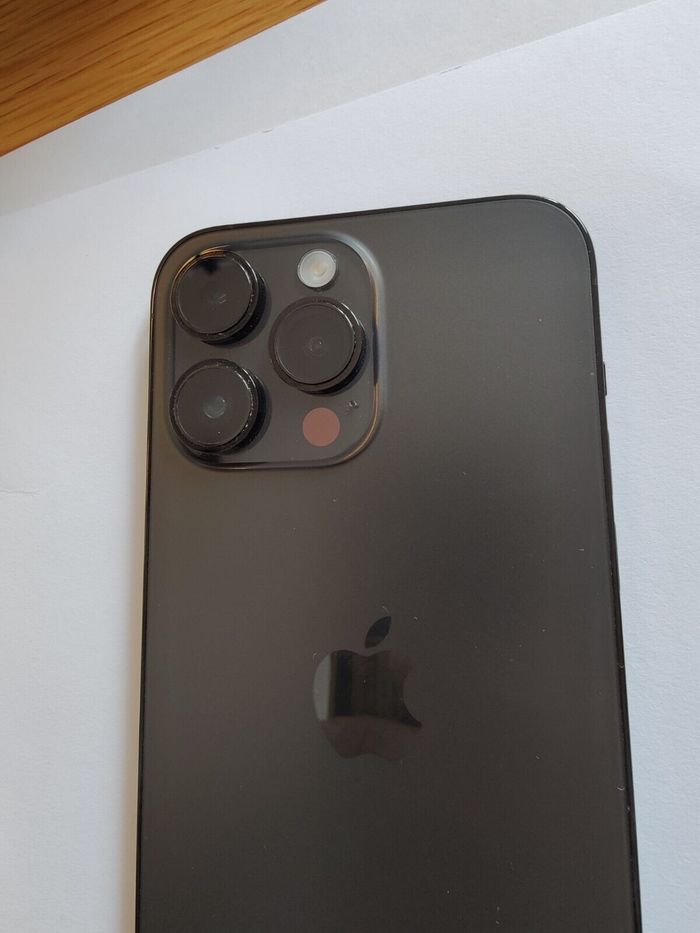 Une iphone quatorze pro max - photo numéro 3