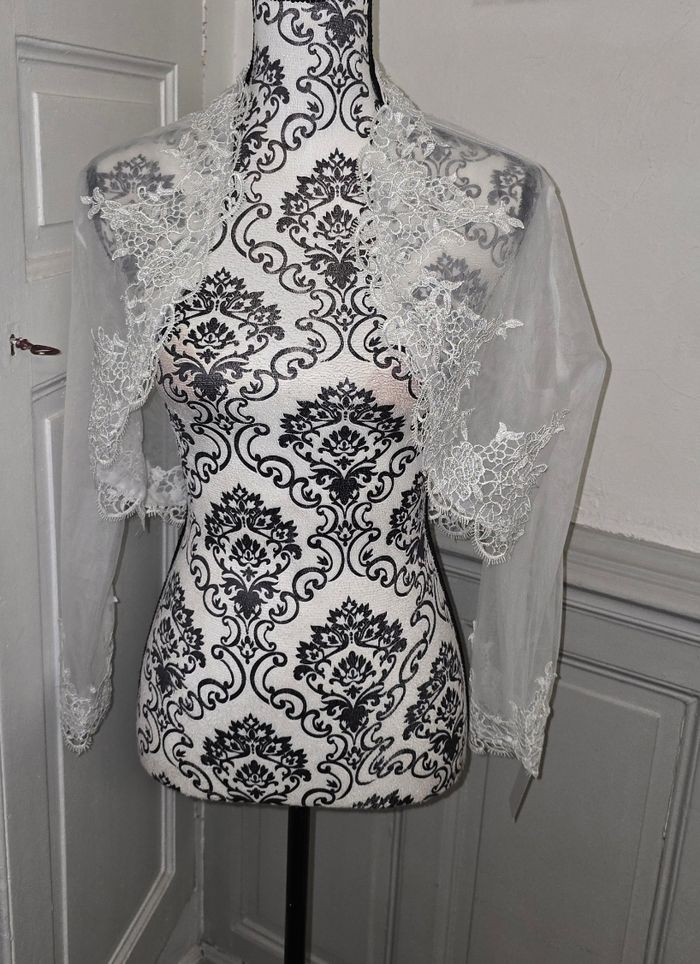 Boléro blanc mariage manche longue tulle et dentelle
