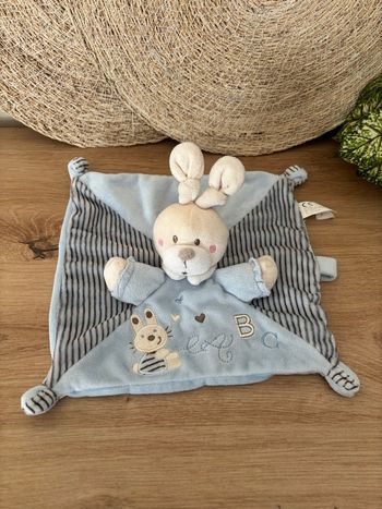 Doudou plat lapin bleu abc attache sucette nicotoy