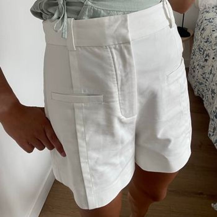 Total look cache cœur et short blanc - photo numéro 4