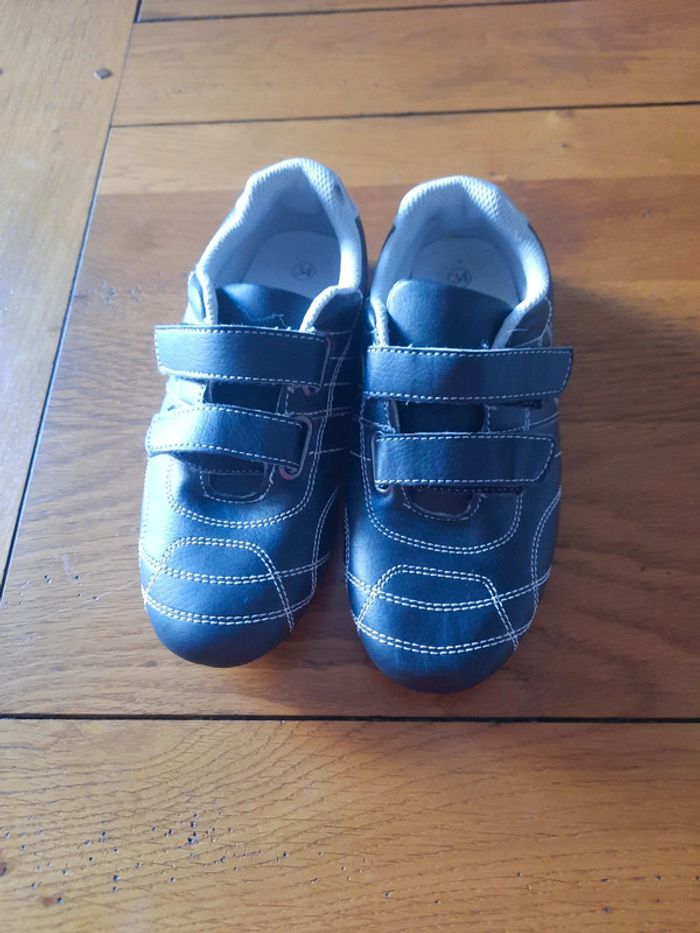Basket noire a scratch Ornée d un cœur argent taille 34