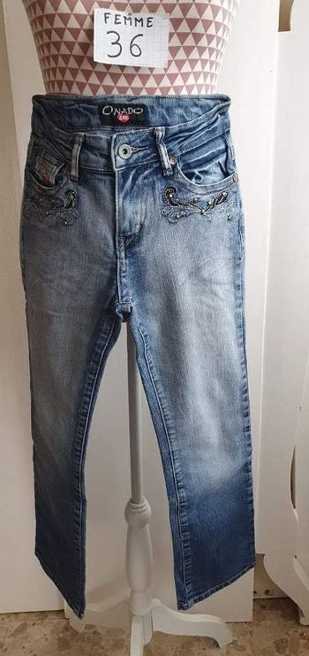 Jeans, bleu légèrement délavé avec motifs noir, coton et elasthanne, en très bon état, taille standa
