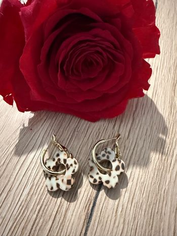 Boucles d’oreilles dorées avec fleurs  beige tachetées de marron tendances (diamètre :1,6cm) 