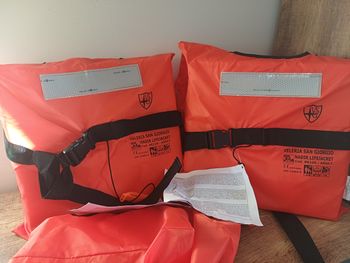 2 gilets de sauvetage