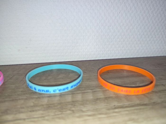4 bracelets en plastique - photo numéro 4