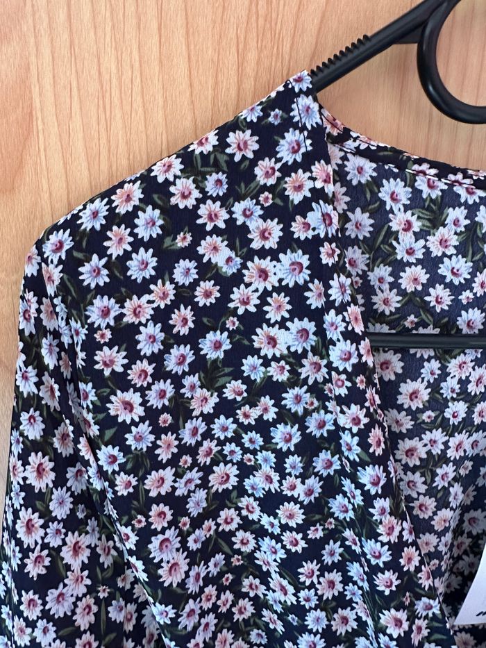 robe portefeuille Taille 36 manches longues Betty London fleuri tons bleu foncé NEUVE - photo numéro 2