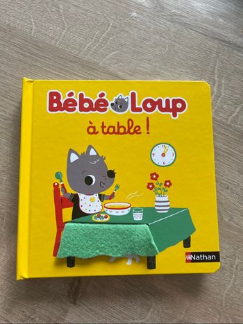 Livre bébé loup a table