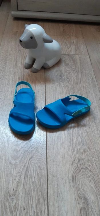 Sandales mer et piscine bleues pointure 26/27 en très bon état