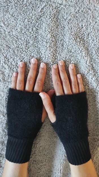 🖤 Mitaines noires en fausse fourrure – Style chic & confort