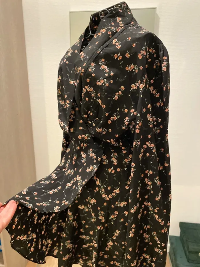 Robe courte portefeuille avec petites fleurs - photo numéro 6