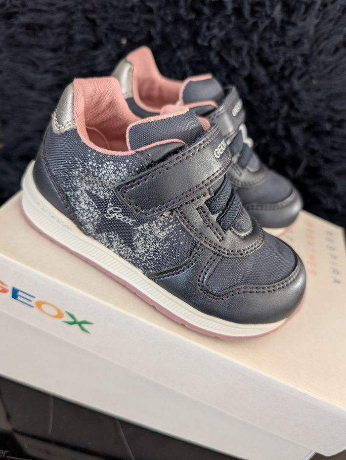 Baskets fille. Taille 22. Semelle intérieure en cuir. Neuf. Geox