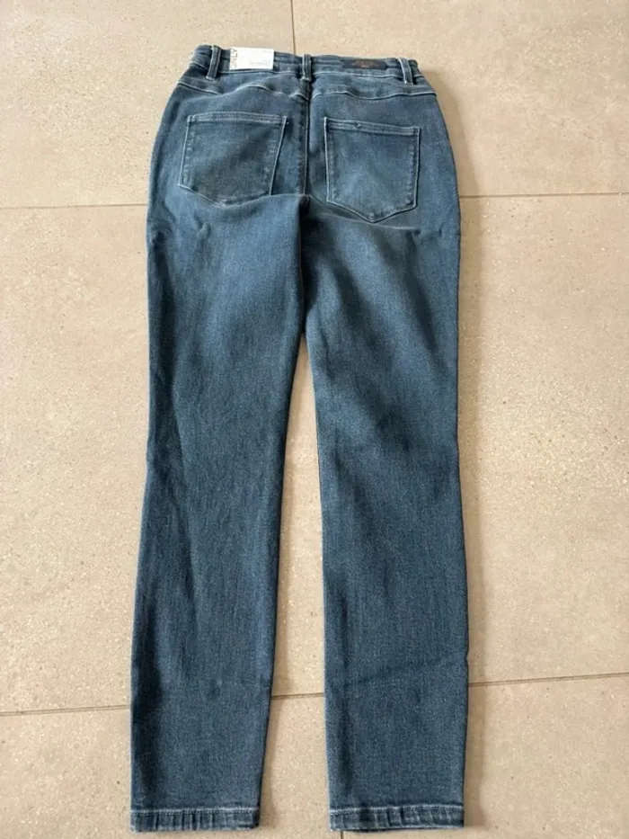 Jean Mila skinny Only, taille 29/32, neuf avec étiquette, valeur 45€  34*92cm - photo numéro 4