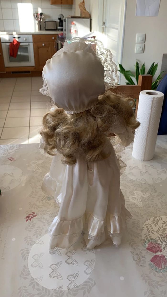 Poupée en porcelaine - photo numéro 2