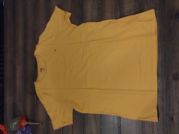 T-shirt Tommy Hilfiger jaune moutarde garçon 16/18 ans – Manches courtes coton – Très bon état