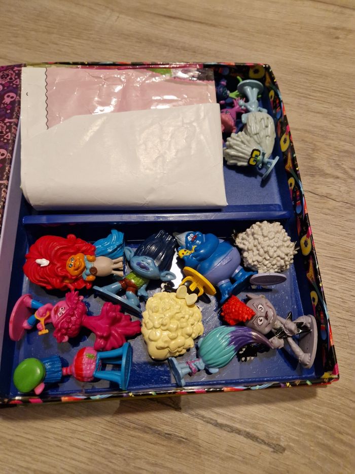 Livre+figuerine trolls 2 - photo numéro 3