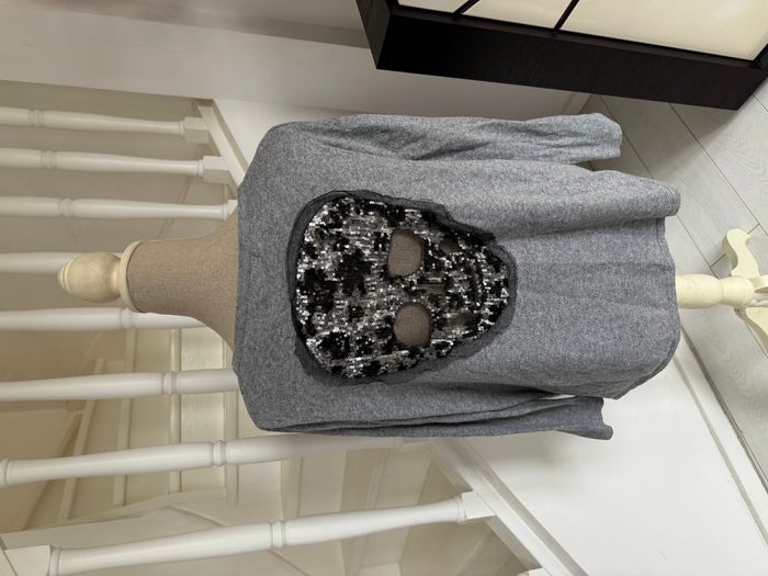 Pull Laetitia Mem gris avec tulle et sequins noirs et argentés à l'arrière - photo numéro 4