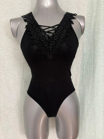 Body noir décolleté en dentelle et lacets avec bretelles au dos croisées XS
