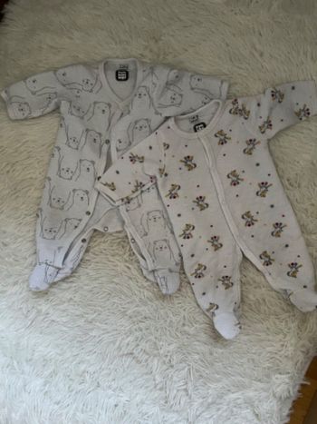 2 pyjamas 1 mois marque 3 kilos 7