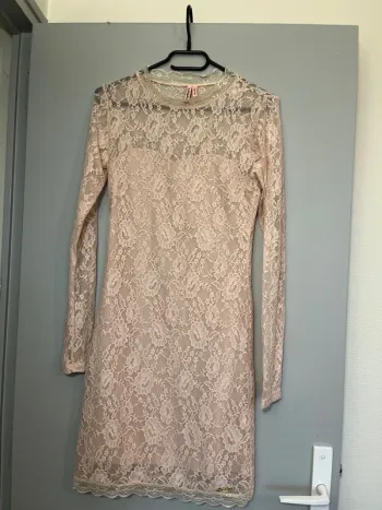 Robe en dentelle rose