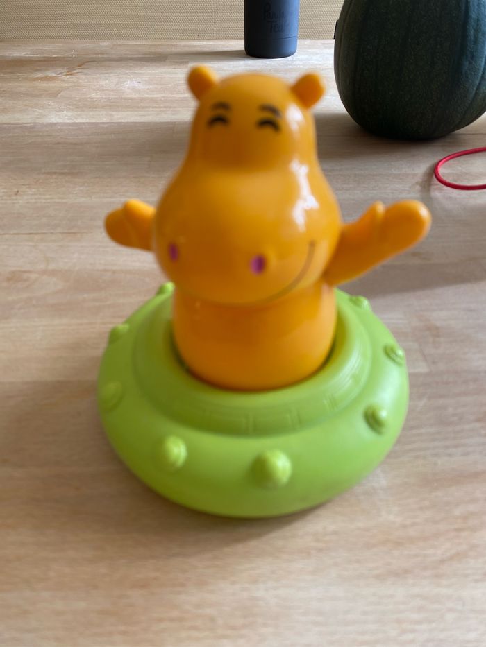 Hyppopotame avec bouee de bain