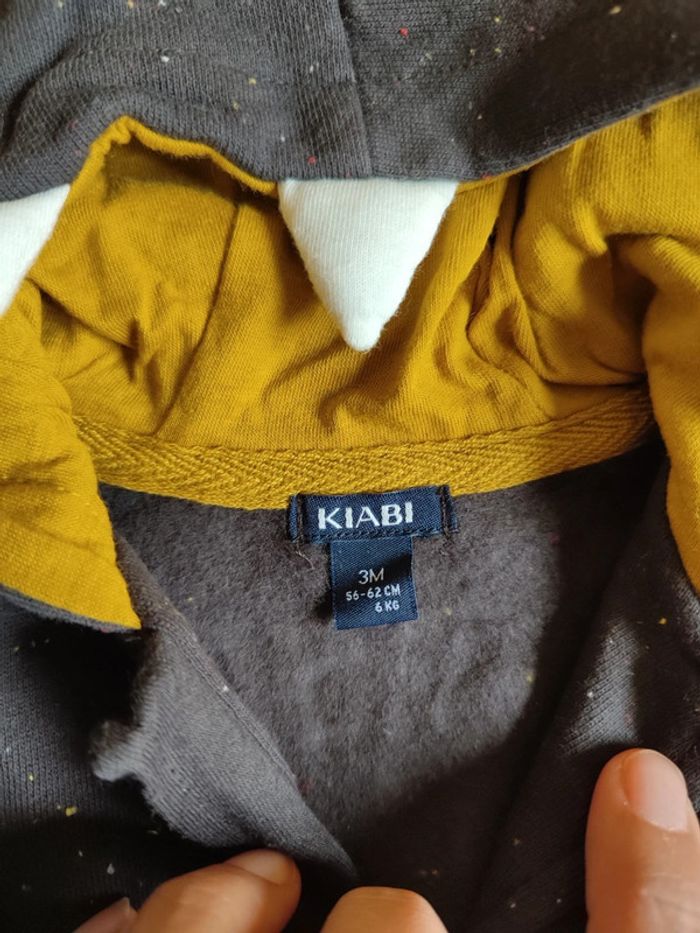 Sweat à capuche zippé noir "moucheté" et jaune neuf Kiabi en 3M - photo numéro 3