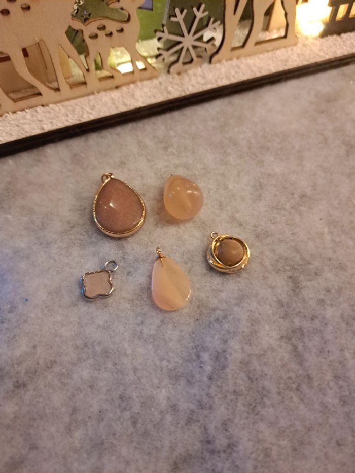 Lot de petites breloques pêche marron doré - photo numéro 4