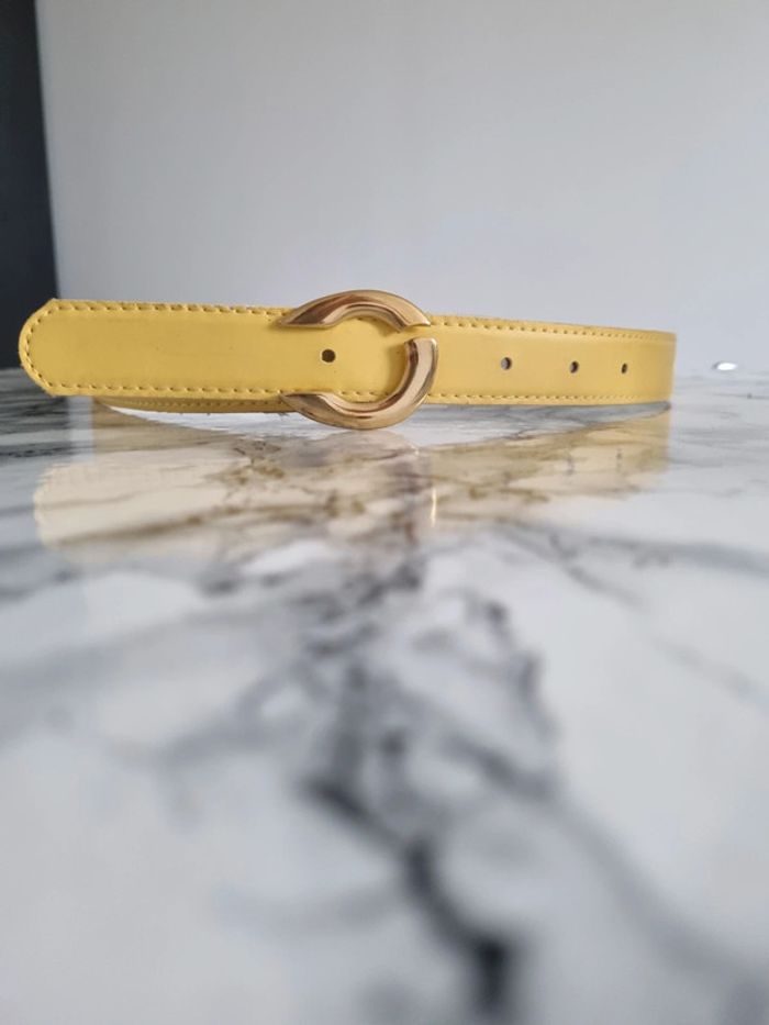 Ceinture jaune vintage boucle métal doré