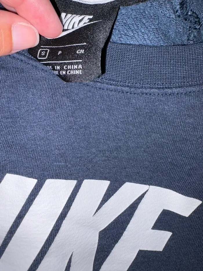 Sweat Nike femme taille S bleu foncé en très bon état - photo numéro 9